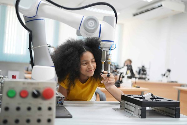 Can Robotics and AI Help Scale Up Personalized Nutrition and Dietary Services?